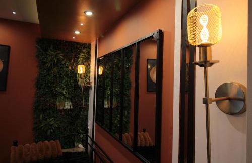 Luxury Studio, Rez de chaussée, Parking privé vidéo surveillance, Canapé haute qualité convertible couchage 2 personnes, Centre Ville proche, Restaurant, boulangerie 2 minutes à pied, Terrasse - 800mètre carré de terrain - Géré par Presta-Zen'Services - Foto 8