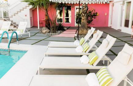 2 Rooms Sleeps 8 Retro Hotel w Pool Wesley King Studio Buyout by AvantStay - Foto 24