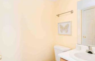 Gorgeous Waterfront 3 Bedroom, 1.5 Bathroom Unit. - Foto 32