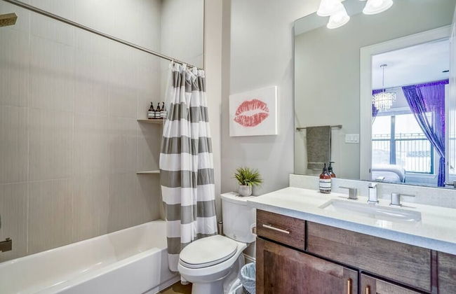 Luxury Downtown Home w Rooftop Deck in the Skyline - Foto 12