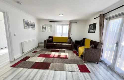 Spacious 3-Bed Home with Garden, Private Parking, Smart Tv's, Fast Wi-Fi - Photo 12