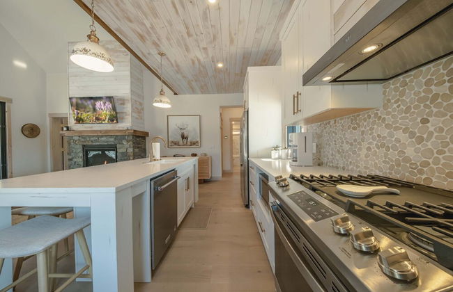 Wilderness Club Nest Modern Cabin Retreat for 9 w/ Hot Tub - Photo 14