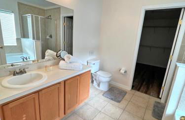 Private pool villa with game room close to theme parks! - Foto 47