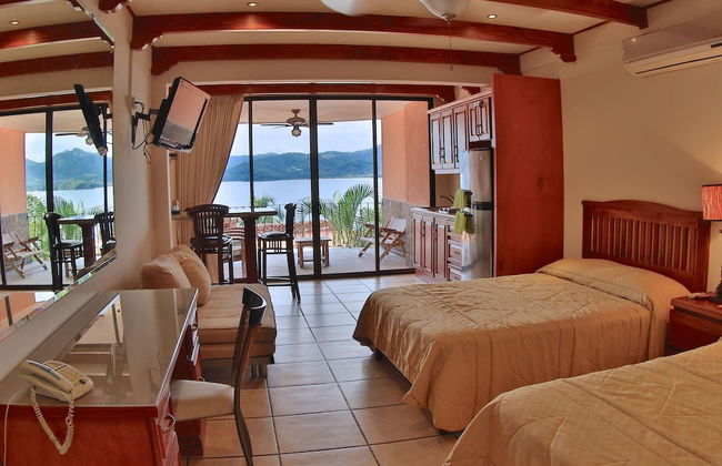 Hotel room-style ocean-view unit in Flamingo with pool - Photo 1