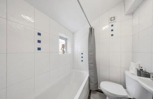 Modern 1BR - 10 Min Walk to Gravesend Station - Foto 6