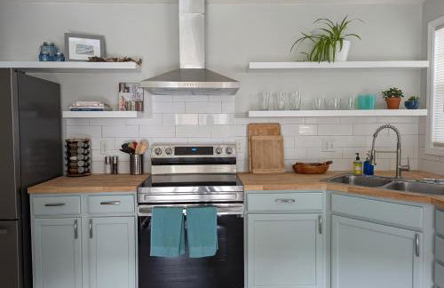 Contemporary 2-Bedroom Close to Downtown, Dining - Photo 8