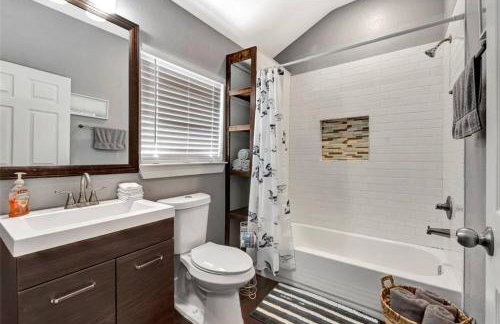 Vibrant Vacation Escape with Fast WIFI and KING BED Close to Downtown Houston! - Foto 13