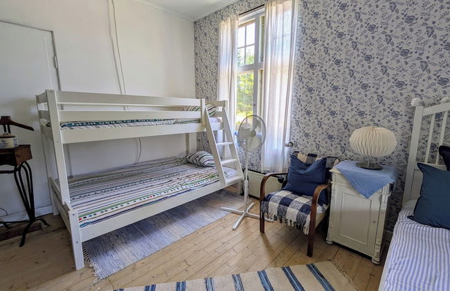 Bright and Spacious Living in Historic Building - Photo 4