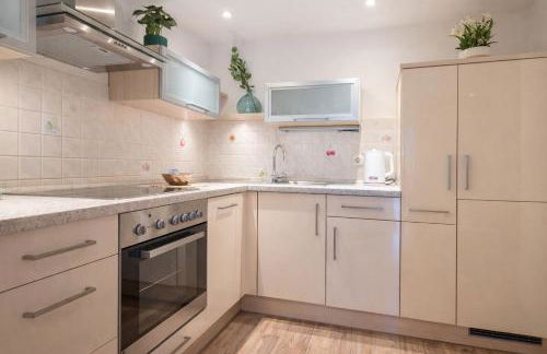 Stylish Old Town Apartment with Free Parking and a Balcony near the Cathedral - Foto 6