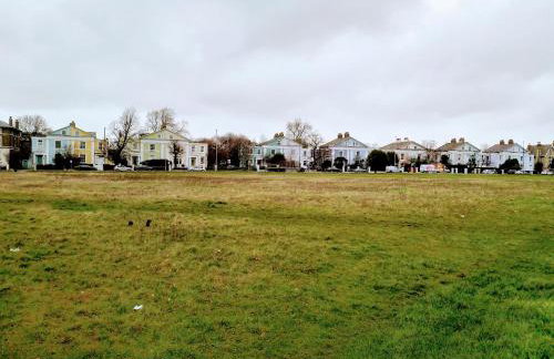 Elegant & spacious parkside 2-bedroom 2-bathroom flat in period building facing Blackheath - parking, great Greenwich location, easy for O2 Arena and City, very near Marathon start line! - Foto 18