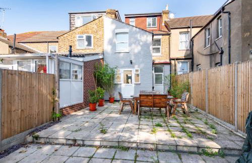 Ground Floor En-Suite Room with a Private Kitchen and Parking in a 5-Bedroom House at Hanwell - Foto 10