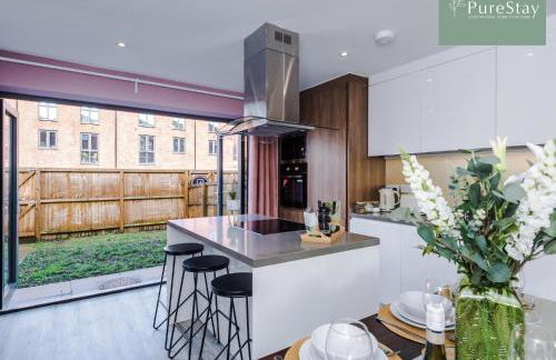 Spacious 5-bedroom Contractor House Sleeps 7 with Parking by PureStay - Foto 22