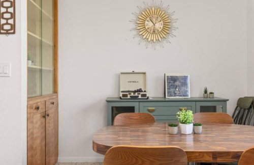 The Aspen is a mid-century modern upstairs unit. - Foto 17