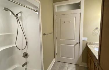 Paradise Point - 4BR Lakefront Haven Dock, Kayaks, & Cozy Firepit - Foto 9