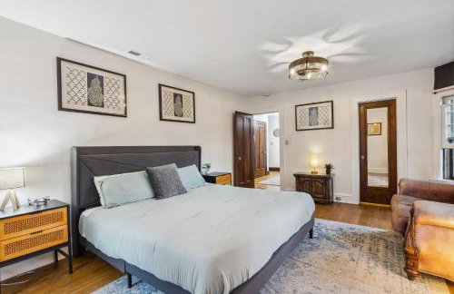 Steps to Edgewater - Sleeps 14 - Fun Game Room Retreat - Foto 44