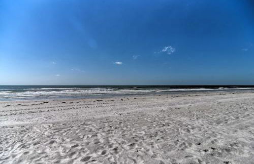 Large Balcony and Water Views Indian Shores Condo! - Foto 41