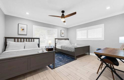 Luxe 4BR Waterfront w Htd Pool 5min to Beach - Foto 85