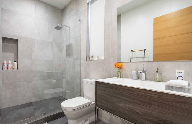 Luxe Weho Villa, Walk to Melrose Ave, Pool + Hot Tub North Vista by Avantstay - Photo 38