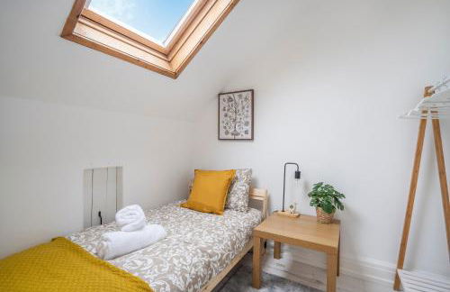 Modern Apartment -Free Parking - by Holiday Homes - Foto 30