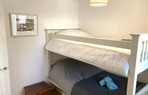 Lovely spacious flat with sea views, sunsets, garden and woodburner - Photo 24