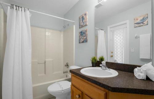 Upstay Lakeside Retreat w Private Pool and Game Room - Foto 52