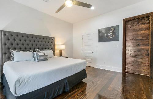 Spacious Loft-Style 3BR Townhouse by Hosteeva - Photo 26