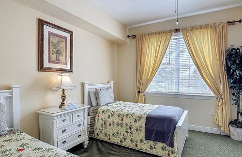 3-BR Condo with Dreamy Balcony Views, Walk to Pool - Foto 1