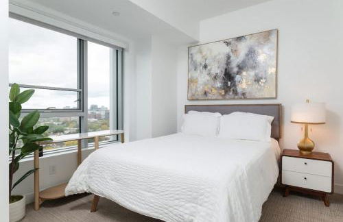 High Rise Retreat w City Skyline Views Shared Gym - Photo 27