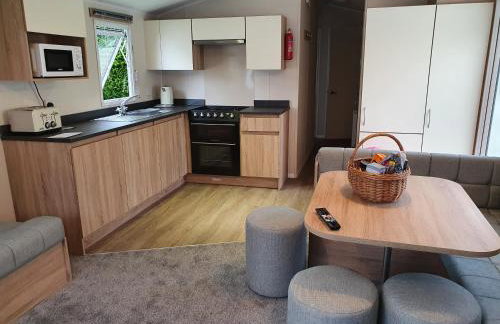 Cozy 3 bedroom Caravan, Sleeps 8, at Parkdean Newquay Holiday Park - Foto 28