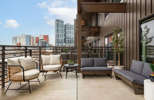 Penthouse Luxury with Pool Patio and City View plus Walk to Broadway - Foto 15