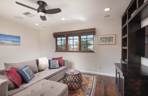 Mediterranean Beauty with Rooftop Deck and Views - Foto 40