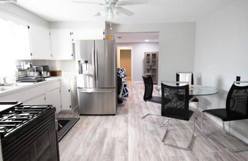 Cozy Roomy family sized apartment on major bus route close to all - Foto 33