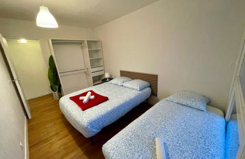 BnGo I Le Spacieux I 12 personnes, 5 chambres, 2 salle de bain, parking privé, WC séparé, Wifi - Foto 12