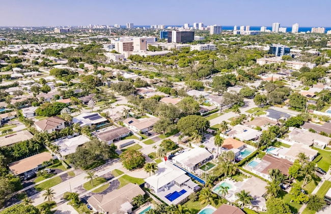 Modern Spacious Home With Pool Jacuzzi - Photo 48