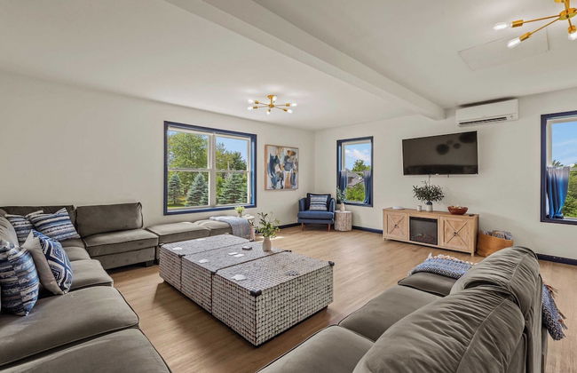 For Lake Sake by Avantstay Lakefront + Hot Tub + View - Photo 3