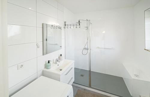 ImmoStay G#1 Ferienhaus - Parken & WiFi, 2 Balkone und 2 Bäder,4K - Foto 14