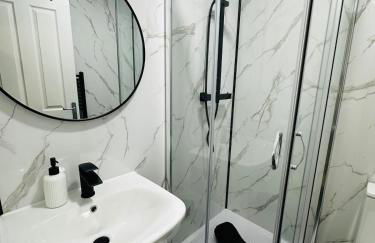 Modern 2 Bedroom Ground Floor Apartment near city centre - Photo 36