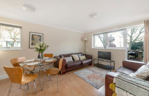 2BR Waterside View Free Parking Fast WiFi Terrace Balcony TV BBQ Garden Access - Foto 18