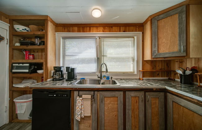 Moonshiner's Cabin Minutes From Two Wheels! - Foto 13