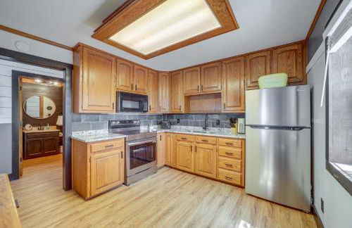 Private Hot Tub and Dock Lakefront Grove Retreat! - Foto 2