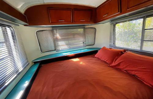 Peaceful Farm Airstream Camper Retreat - Hot Tub - Foto 7