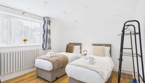 Modern 4BR House, Spacious, Garden, Free Parking - Foto 4, towels, wardrobe