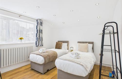 Modern 4BR House, Spacious, Garden, Free Parking - Foto 4