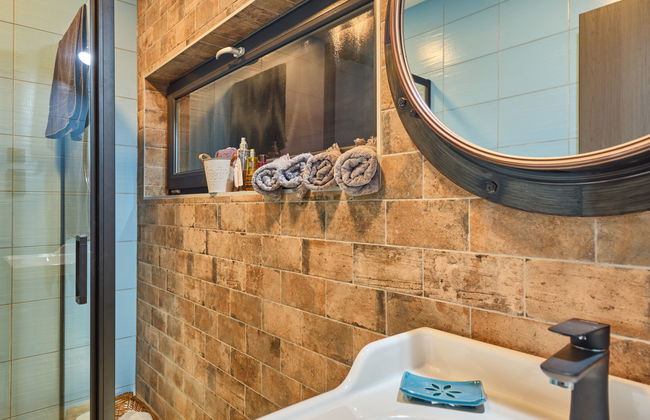 Luxe Timber Lodge & Pet Retreat - Photo 34