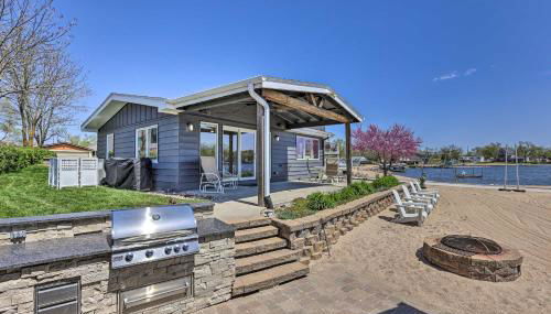Lakefront Bellevue Home Private Beach and Fire Pit! - Foto 3