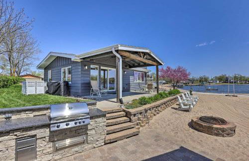 Lakefront Bellevue Home Private Beach and Fire Pit! - Foto 3