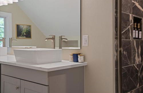 5bd Movie Theater - 7mins to UND - Backyard BBQ - Foto 30