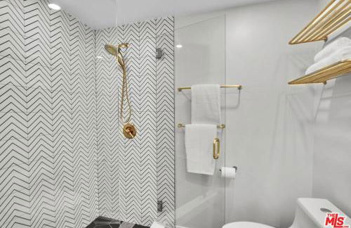 Echo Lake view condo - newly renovated - centrally located - Photo 4