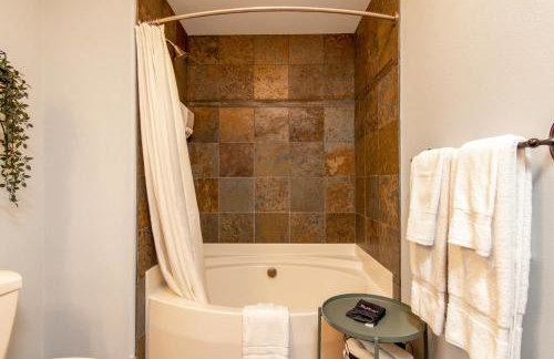 Modern Riverstone Condo with Grand Deck - Steps to Shops, Restaurants, Trails and River - Foto 15