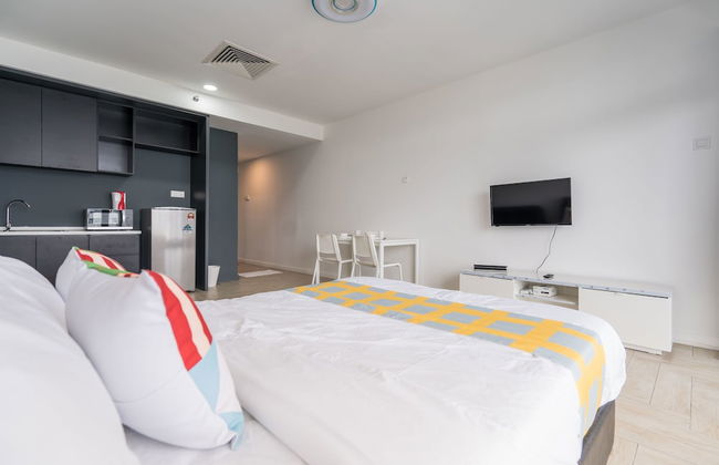 OYO Home 43951 Fair Studio Empire City Marriot - Photo 2